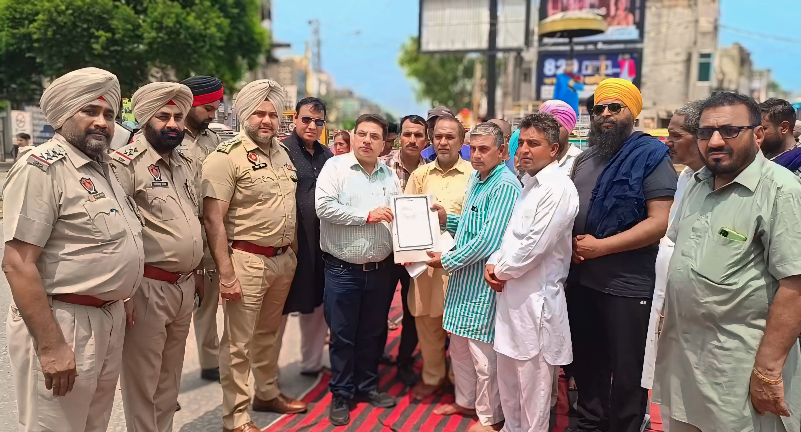 Dharna by the leaders of various organizations on the call of the bandh